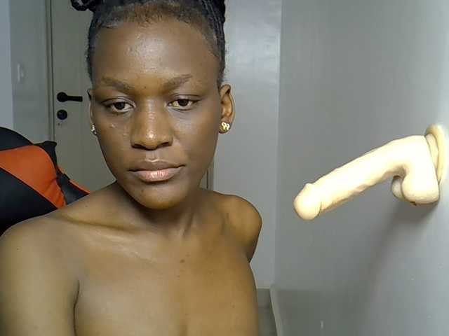 Dinah-6 live cam on BongaCams