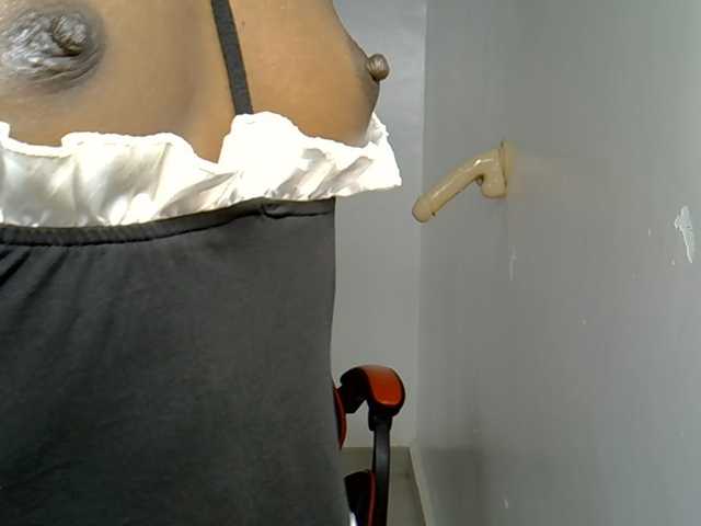 Dinah-6 live cam on BongaCams