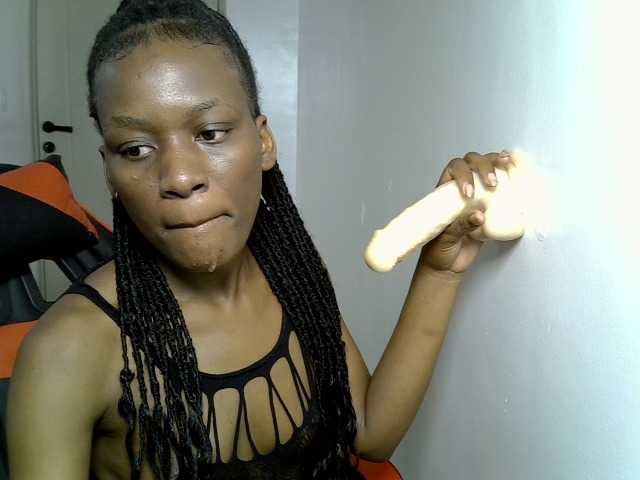 Dinah-6 live cam on BongaCams