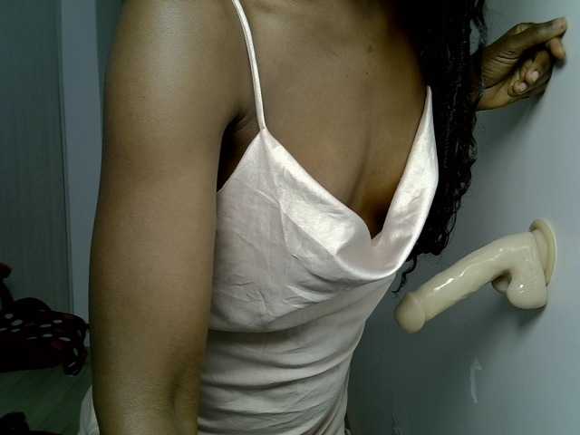 Dinah-6 live cam on BongaCams