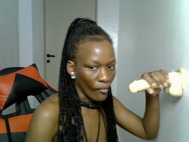 Dinah-6 live cam on BongaCams