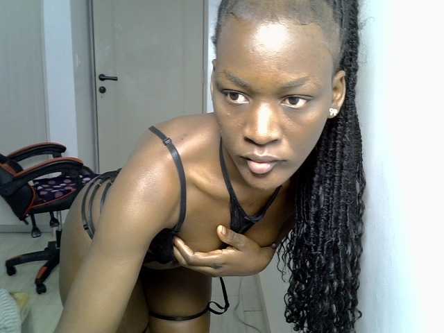 Dinah-6 live cam on BongaCams