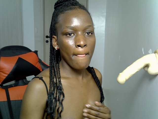 Dinah-6 live cam on BongaCams