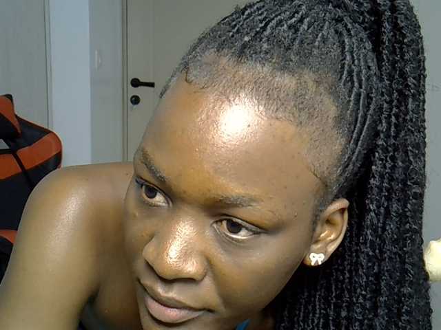 Dinah-6 live cam on BongaCams