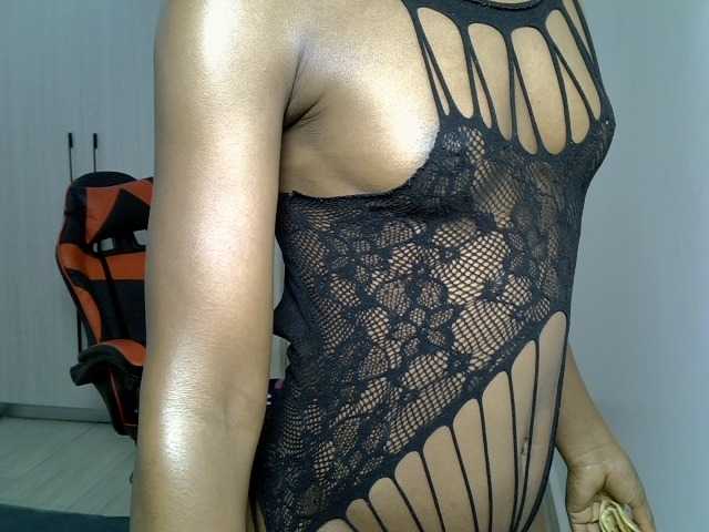 Dinah-6 live cam on BongaCams