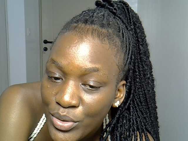Dinah-6 live cam on BongaCams