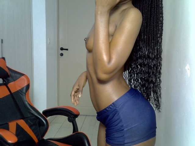 Dinah-6 live cam on BongaCams