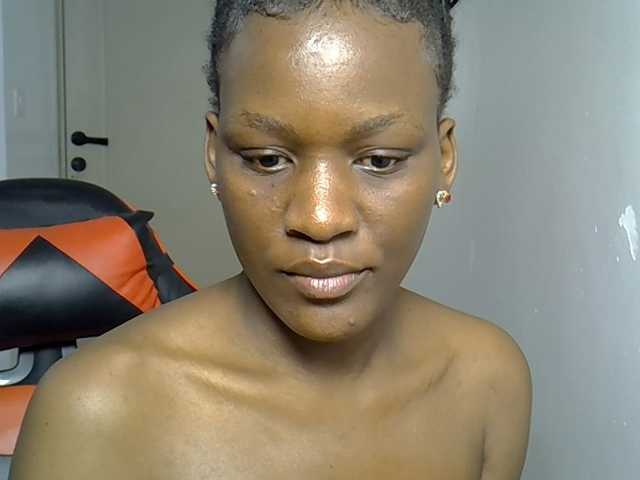 Dinah-6 live cam on BongaCams