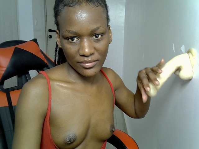 Dinah-6 live cam on BongaCams
