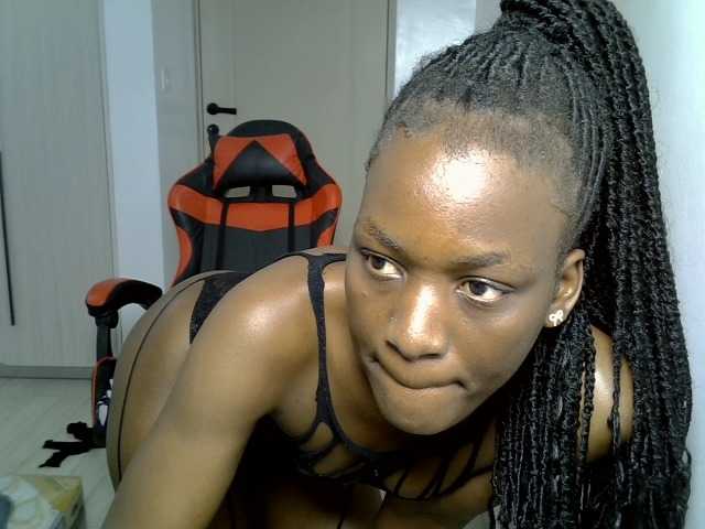 Dinah-6 live cam on BongaCams
