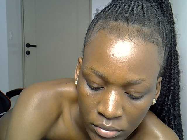 Dinah-6 live cam on BongaCams