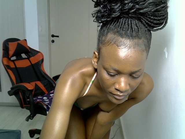 Dinah-6 live cam on BongaCams