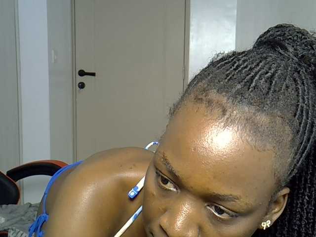 Dinah-6 live cam on BongaCams