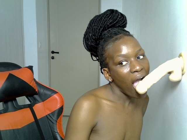 Dinah-6 live cam on BongaCams