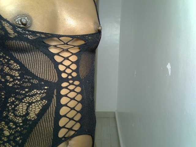 Dinah-6 live cam on BongaCams