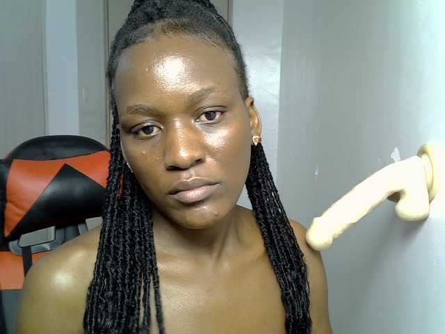 Dinah-6 live cam on BongaCams