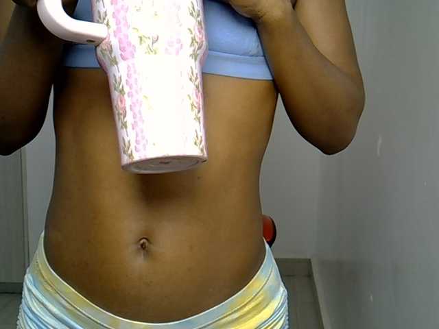 Dinah-6 live cam on BongaCams