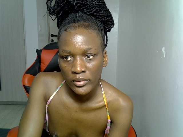 Dinah-6 live cam on BongaCams