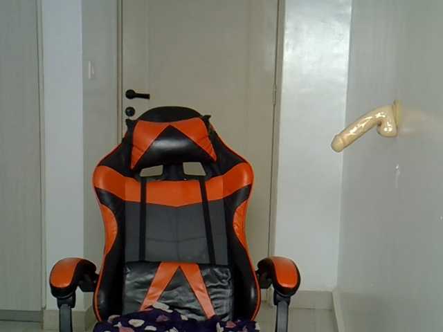 Dinah-6 live cam on BongaCams