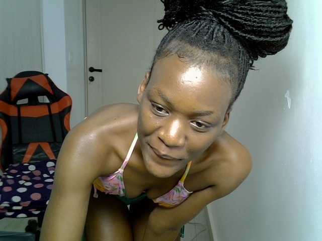 Dinah-6 live cam on BongaCams