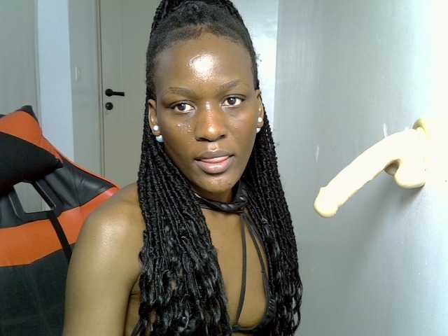 Dinah-6 live cam on BongaCams