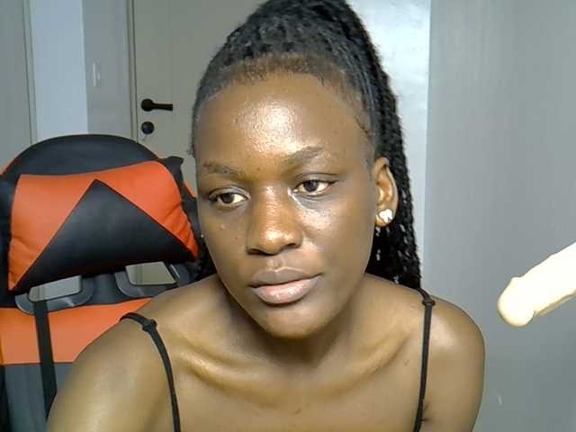 Dinah-6 live cam on BongaCams