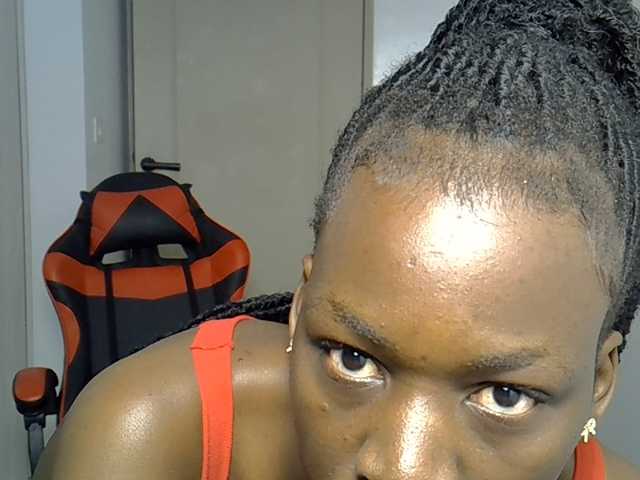 Dinah-6 live cam on BongaCams