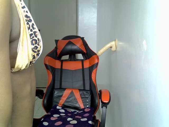 Dinah-6 live cam on BongaCams