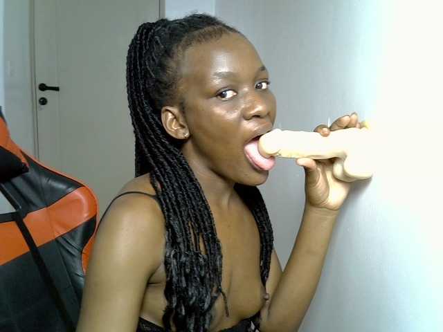 Dinah-6 live cam on BongaCams