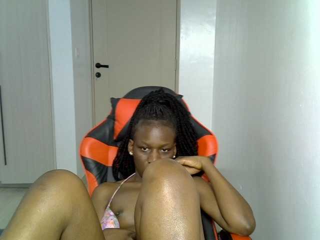 Dinah-6 live cam on BongaCams