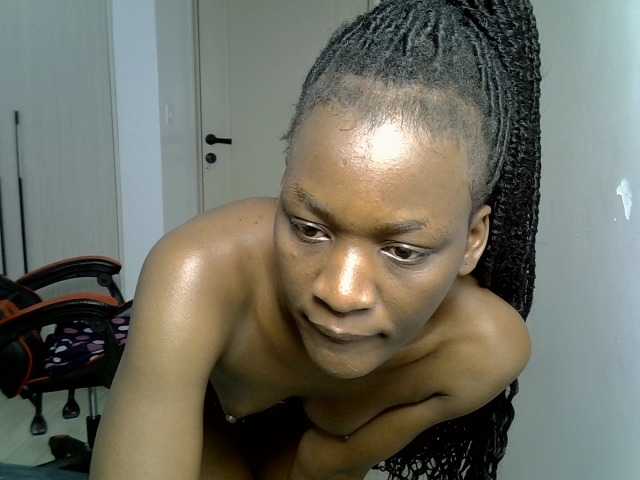 Dinah-6 live cam on BongaCams