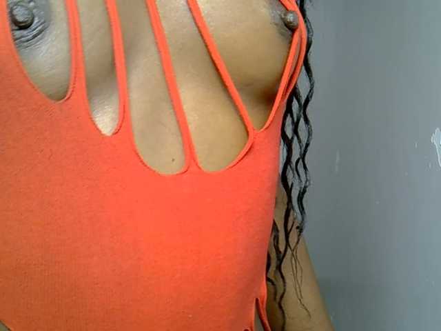 Dinah-6 live cam on BongaCams