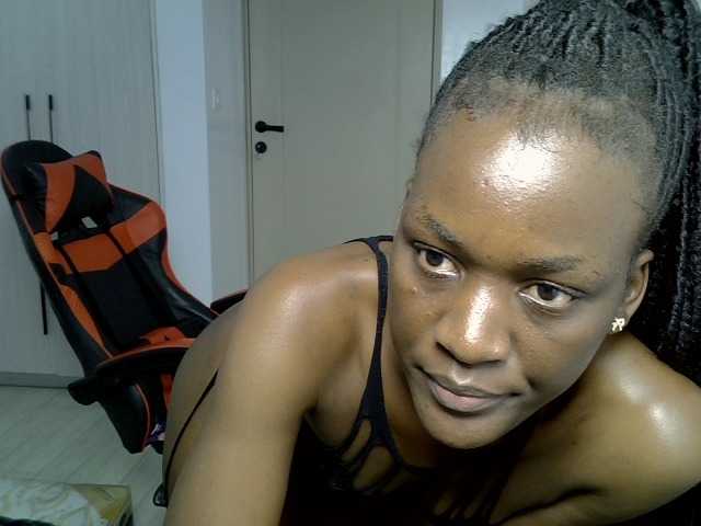 Dinah-6 live cam on BongaCams