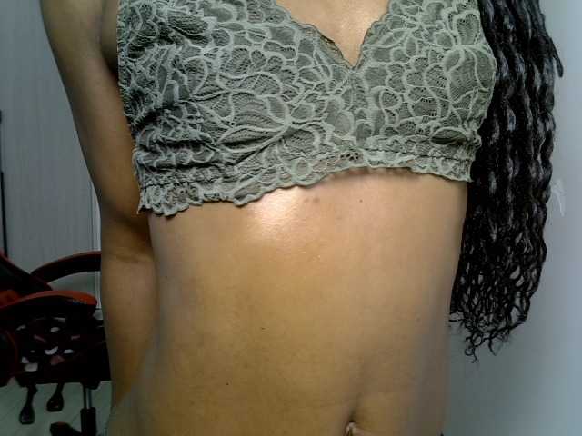 Dinah-6 live cam on BongaCams