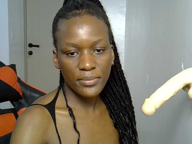 Dinah-6 live cam on BongaCams