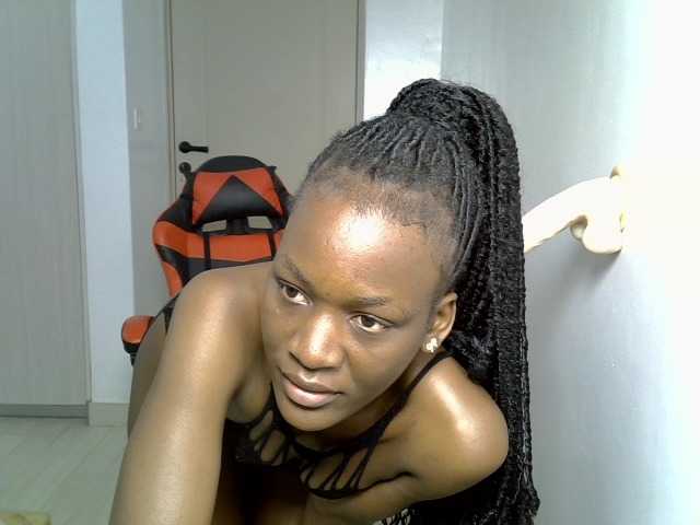 Dinah-6 live cam on BongaCams