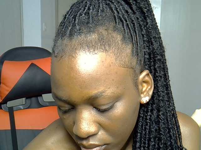 Dinah-6 live cam on BongaCams