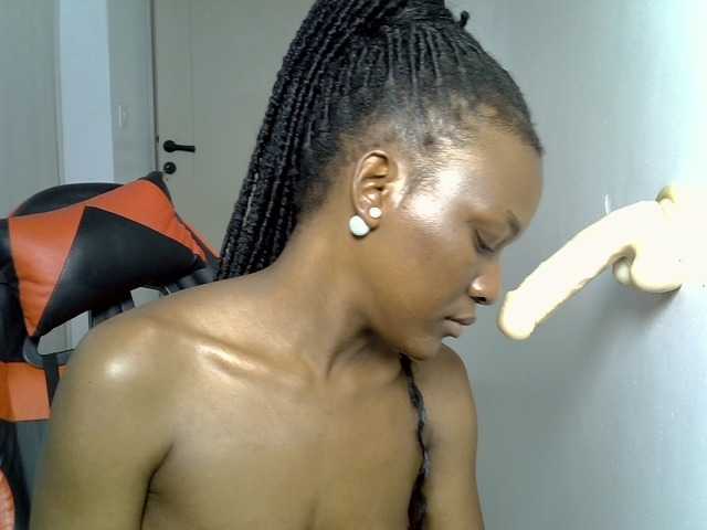Dinah-6 live cam on BongaCams