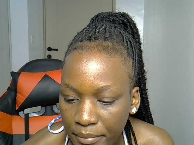 Dinah-6 live cam on BongaCams