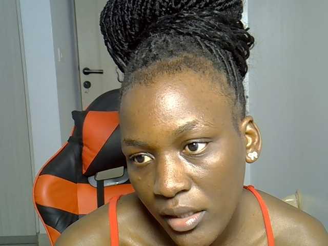 Dinah-6 live cam on BongaCams