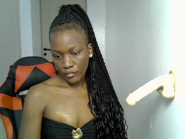 Dinah-6 live cam on BongaCams