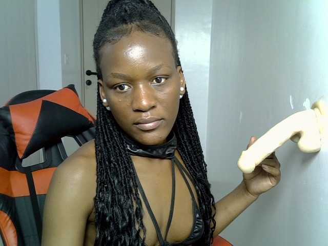 Dinah-6 live cam on BongaCams