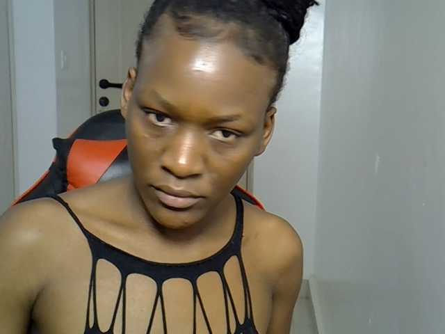 Dinah-6 live cam on BongaCams