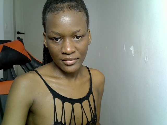 Dinah-6 live cam on BongaCams