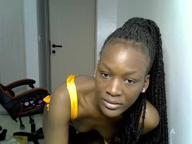 Dinah-6 live cam on BongaCams