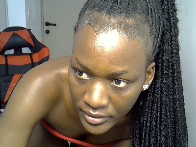 Dinah-6 live cam on BongaCams