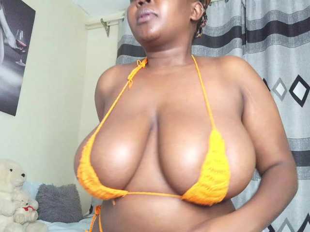 Sky-Foxxx live cam on BongaCams