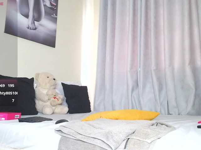 Sky-Foxxx live cam preview