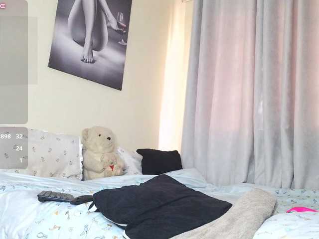 Sky-Foxxx live cam on BongaCams