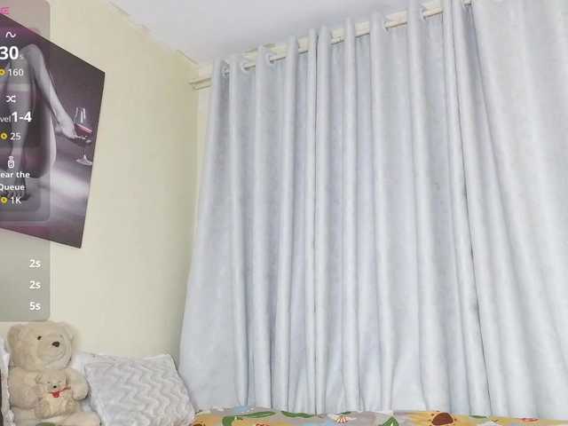 Sky-Foxxx live cam on BongaCams